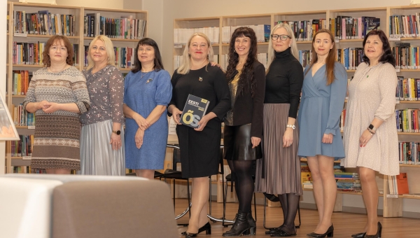 Võrumaa keskraamatukogu direktori Merle Koigi hinnangul emakeelepäev rohkem inimesi raamatukogusse ei meelita, sest üritusi ja näitusi toimub neil pidevalt. Pildil vasakult paremale Võrumaa keskraamatukogu kollektiiv: Evi Taal, Tuuli Kütt, Signe Pärnaste, Merle Koik, Merle Pindis, Monika Kõomägi, Merit Hunt, Aigi Mäesaar. Foto: AIGAR NAGEL